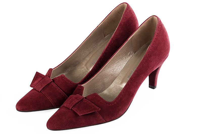 Burgundy red women's dress pumps, with a knot on the front. Tapered toe. Medium slim heel. Front view - Florence KOOIJMAN